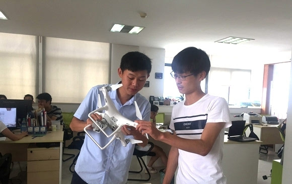 玩转“无人机” 90后男孩创业梦想起飞