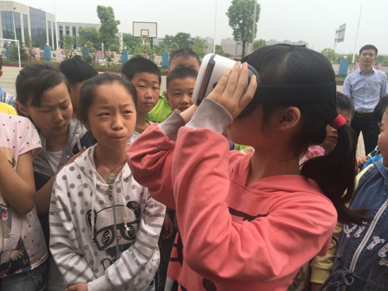 百度推“萤火虫计划” VR技术走进山区