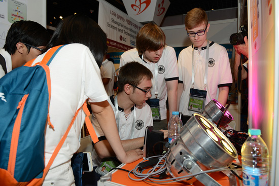 上海国际青少年科博会开幕 科技佳作创意十足