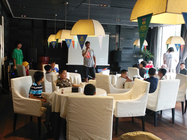 活动开始前，童程童美和易睿体育的老师向孩子们讲解本次活动内容