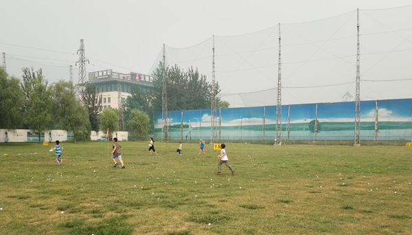 活动开始了 孩子们根据地图指示依次找到各个点标