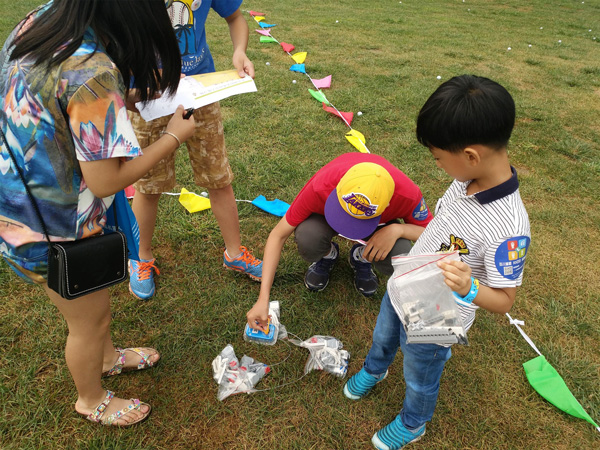 活动开始了 孩子们根据地图指示依次找到各个点标