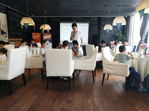 孩子们获得配件后 要进行乐高机器人组装啦