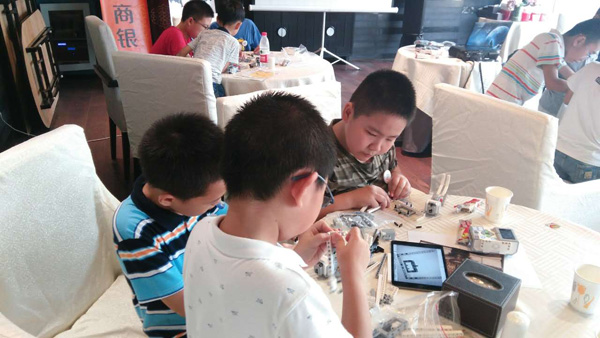 孩子们获得配件后 要进行乐高机器人组装啦