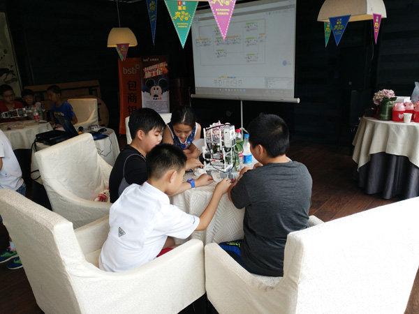 孩子们获得配件后 要进行乐高机器人组装啦