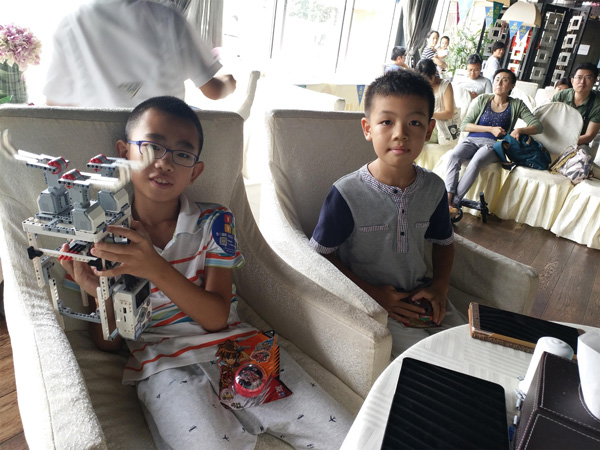 孩子们的乐高机器人组装完成了