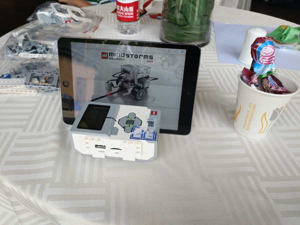 孩子们完成点标任务获得的乐高机器人配件