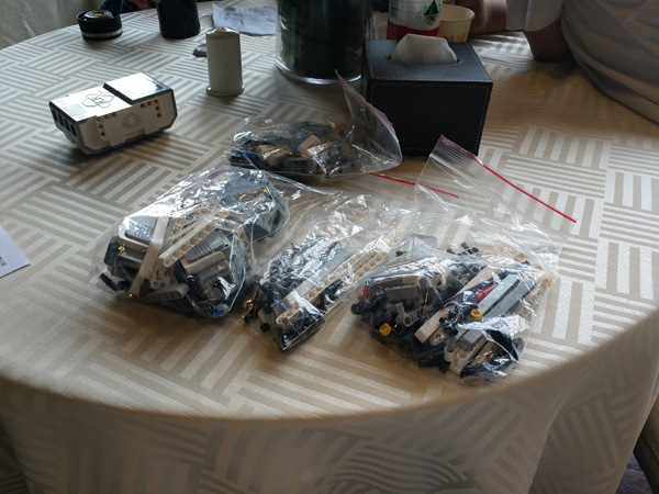 孩子们完成点标任务获得的乐高机器人配件