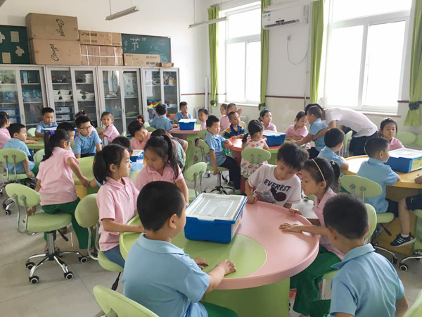 童程童美携手芳古园小学学生玩转乐高机器人