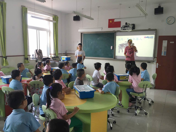 童程童美携手芳古园小学学生玩转乐高机器人