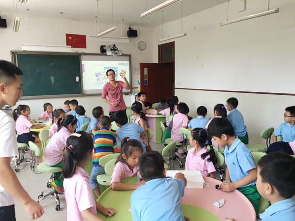 童程童美携手芳古园小学学生玩转乐高机器人