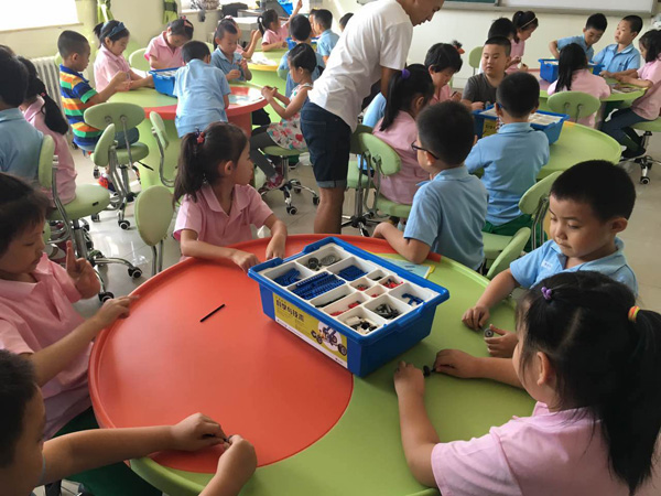 童程童美携手芳古园小学学生玩转乐高机器人