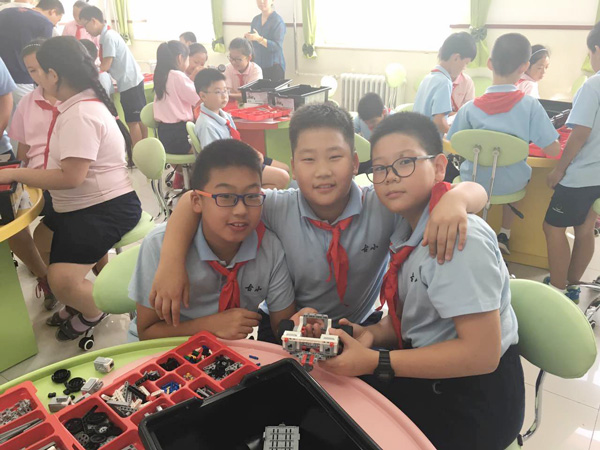 童程童美携手芳古园小学学生玩转乐高机器人
