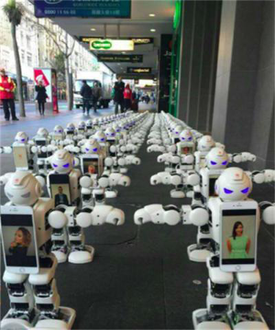 100台微型机器人在此队列为iPhone7订购排队