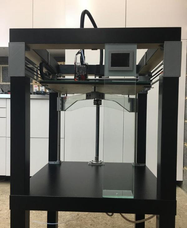 创客将宜家桌子改造成精美3D打印机