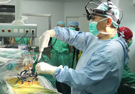 我国自主研发手术机器人显威力