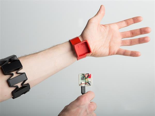 德国学生借3D打印技术造出残疾人智能腕带