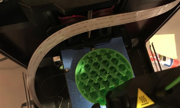 3D打印创客借助柔性3D打印材料打印弹力球