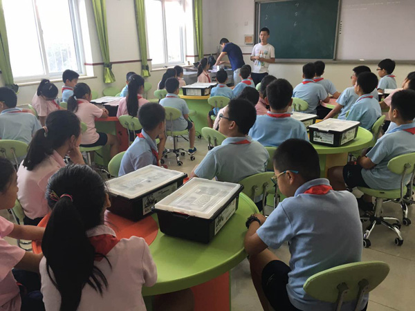 童程童美携芳古园小学的乐高机器人寒假班开班啦