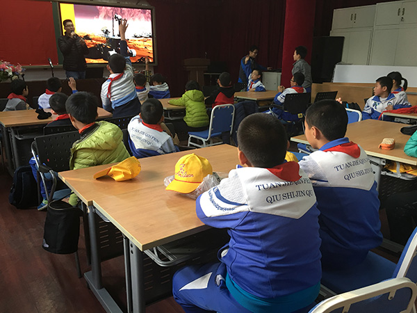 童程童美走进八里庄小学 开启机器人教育公益讲座