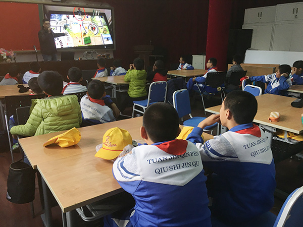 童程童美走进八里庄小学 开启机器人教育公益讲座