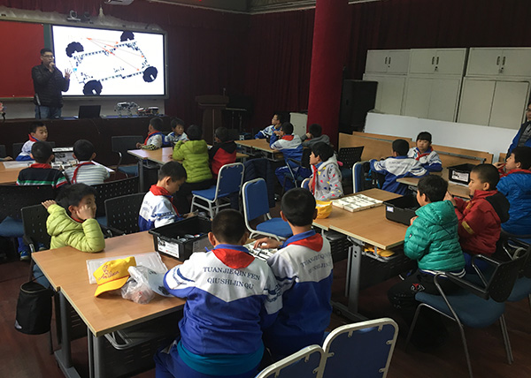 童程童美走进八里庄小学 开启机器人教育公益讲座