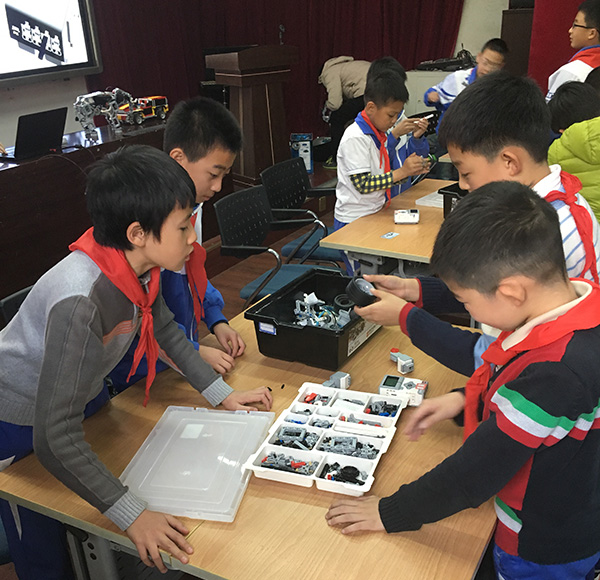 童程童美走进八里庄小学 开启机器人教育公益讲座