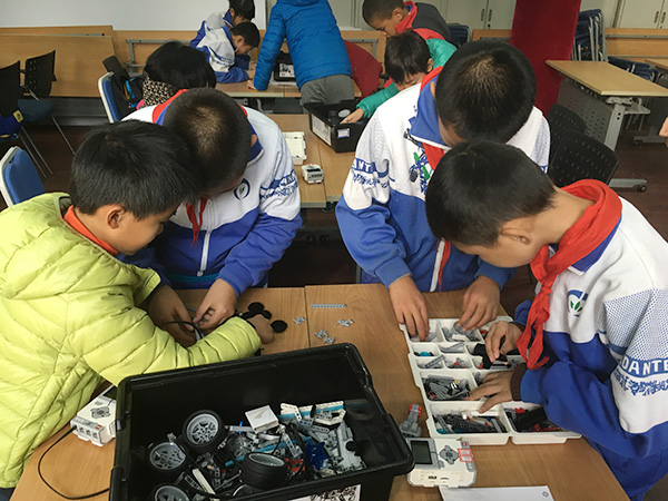 童程童美走进八里庄小学 开启机器人教育公益讲座