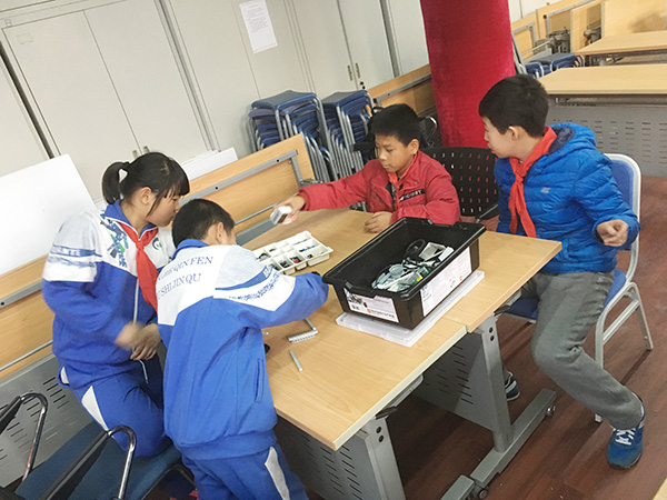 童程童美走进八里庄小学 开启机器人教育公益讲座