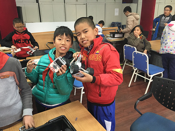 童程童美走进八里庄小学 开启机器人教育公益讲座