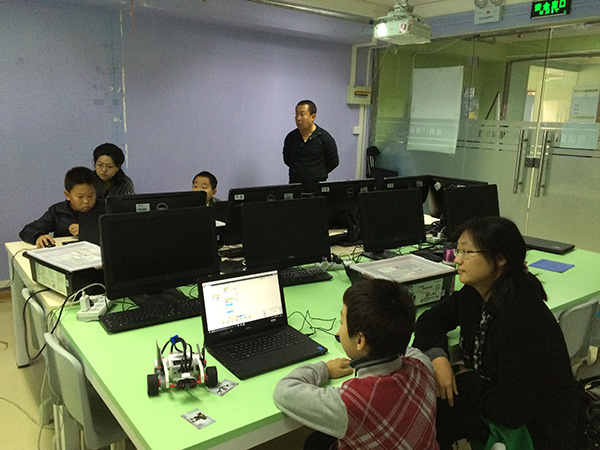 北京广渠门校区：乐高机器人EV3体验课开班盛况