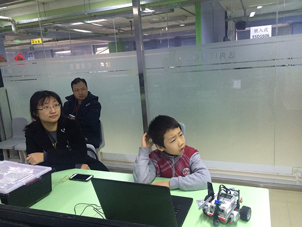 北京广渠门校区：乐高机器人EV3体验课开班盛况