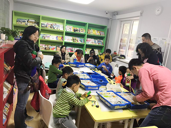 乐高机器人WEDO走进安慧北里社区 开展活动课