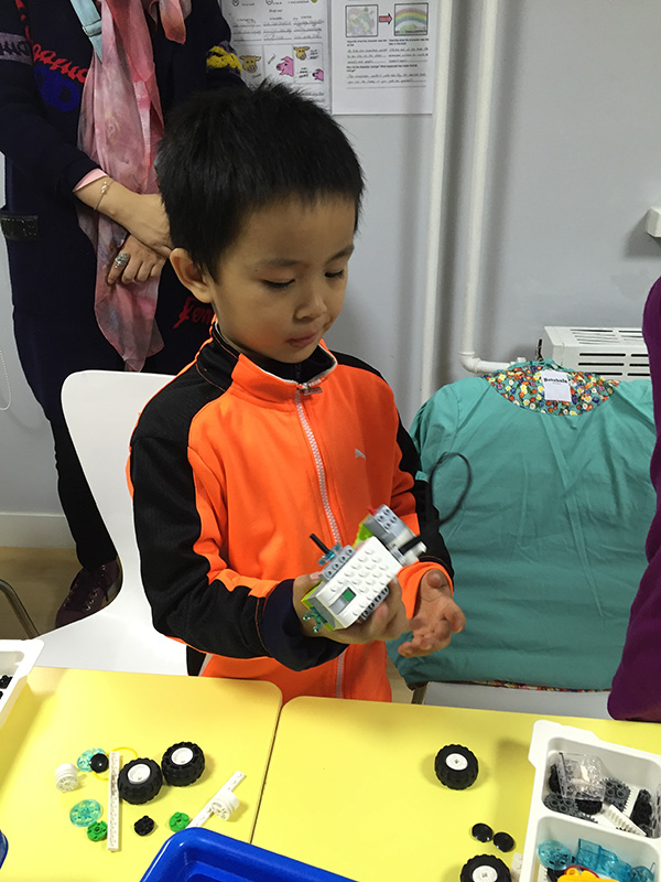 乐高机器人WEDO走进安慧北里社区 开展活动课