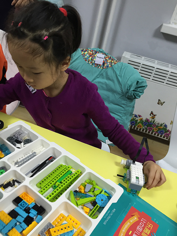 乐高机器人WEDO走进安慧北里社区 开展活动课