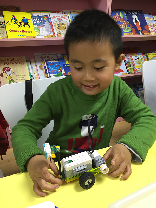 乐高机器人WEDO走进安慧北里社区 开展活动课