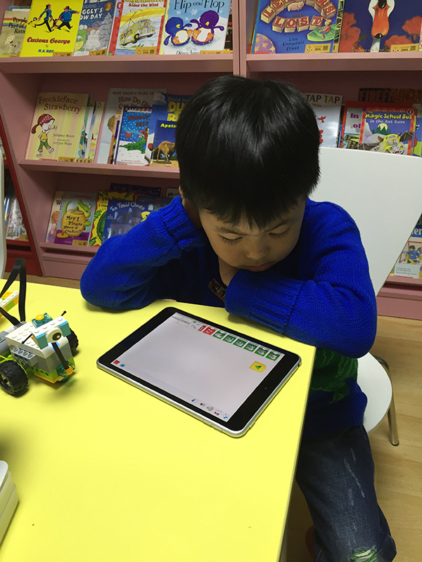 乐高机器人WEDO走进安慧北里社区 开展活动课