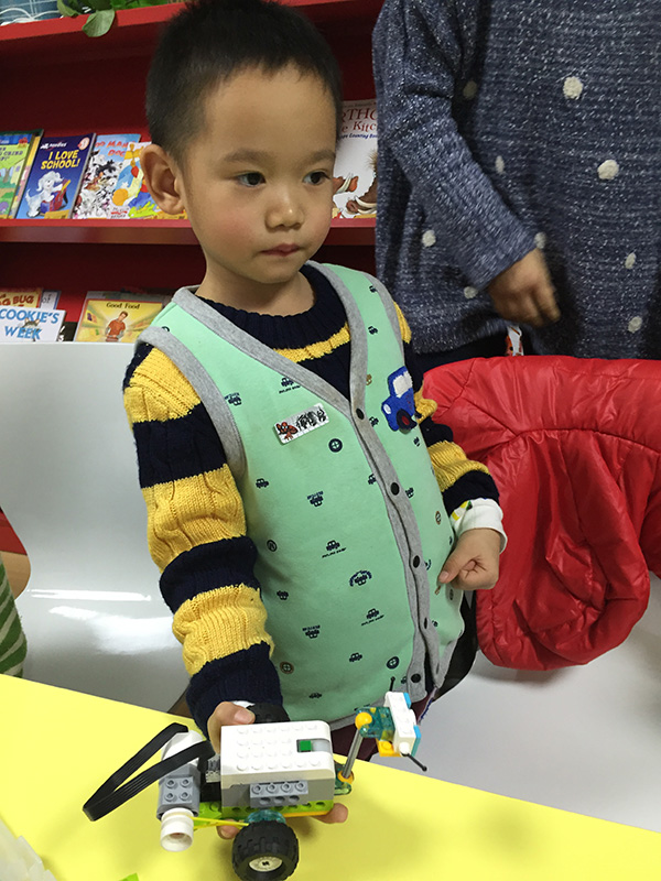 乐高机器人WEDO走进安慧北里社区 开展活动课