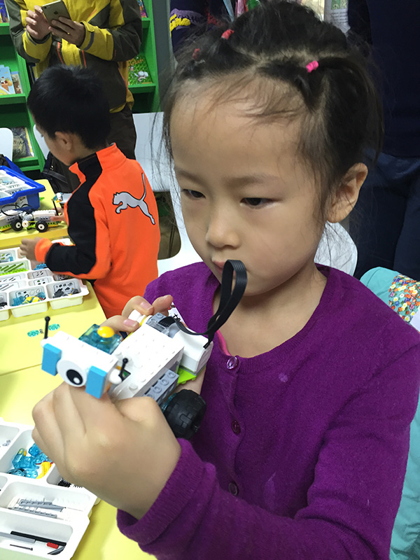 乐高机器人WEDO走进安慧北里社区 开展活动课