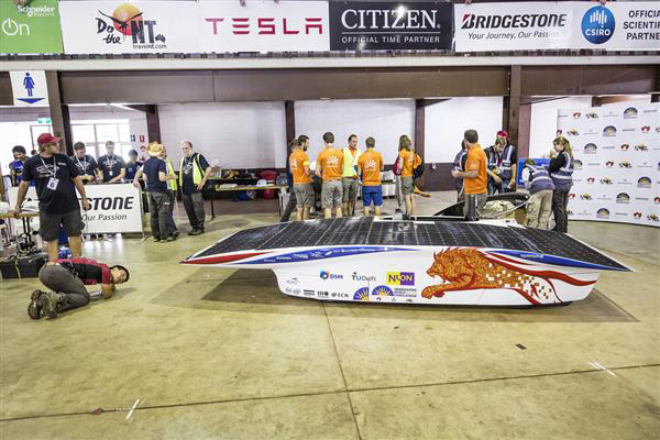 大学生用3D打印尾翼优化太阳能赛车空气动力性能