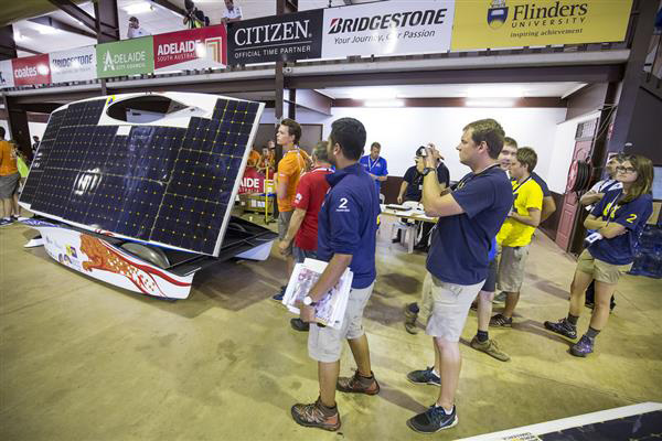 大学生用3D打印尾翼优化太阳能赛车空气动力性能