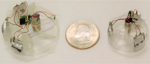 宾夕法尼亚大学推最小的自供电可控飞行机器人