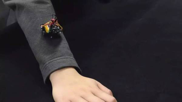Rovables未来游走在你衣服上的微型机器人