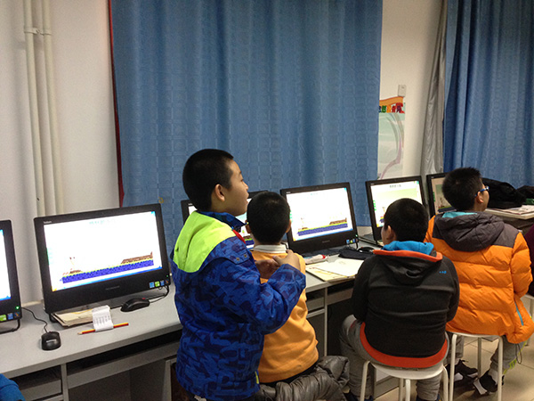 "发现杯"编程挑战赛流动课堂之民族小学站