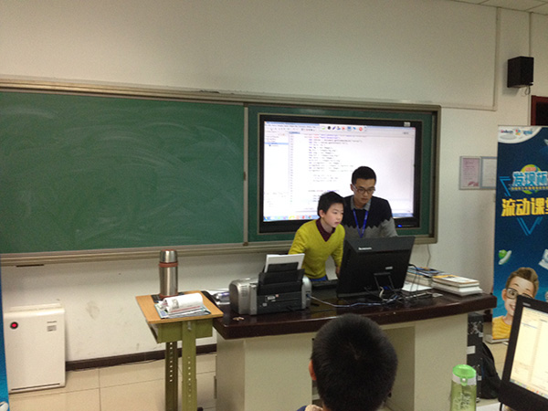 "发现杯"编程挑战赛流动课堂之民族小学站