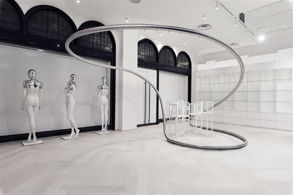 形似雕塑的3D打印不锈钢衣架现身澳洲时装店