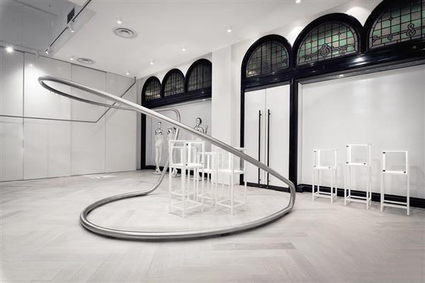 形似雕塑的3D打印不锈钢衣架现身澳洲时装店