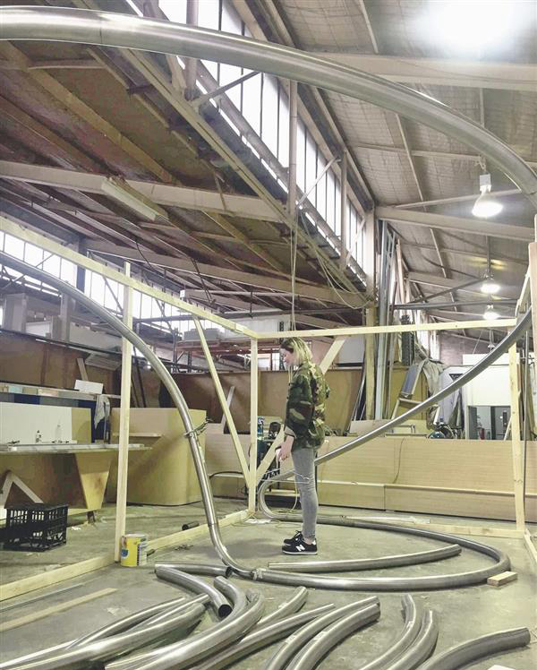 形似雕塑的3D打印不锈钢衣架现身澳洲时装店