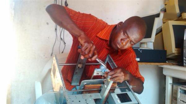 多哥创客完全用电子废品制造3D打印机