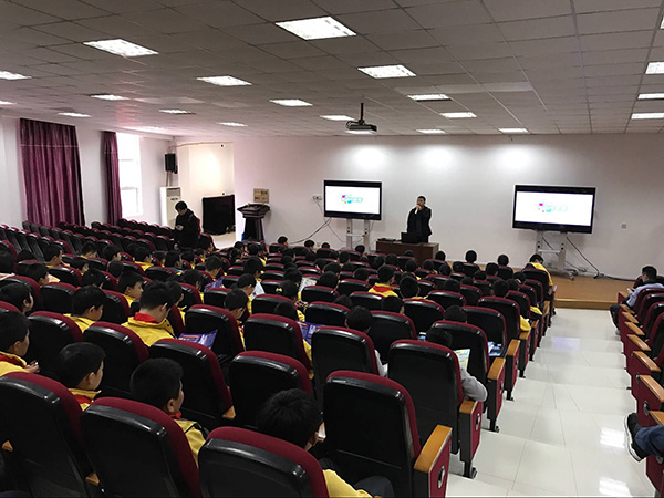 "发现杯"编程挑战流动课堂之上海新云台中学站